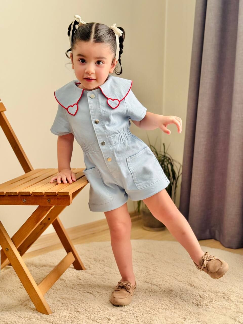 Kalp yaka detaylı denim tulum mavi