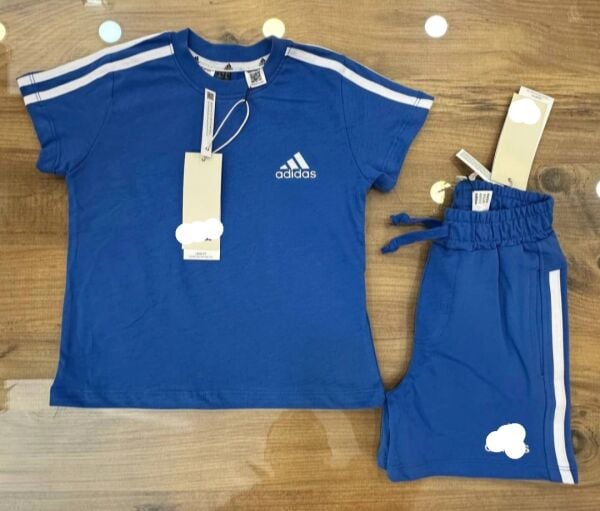 Mavi şortlu takım