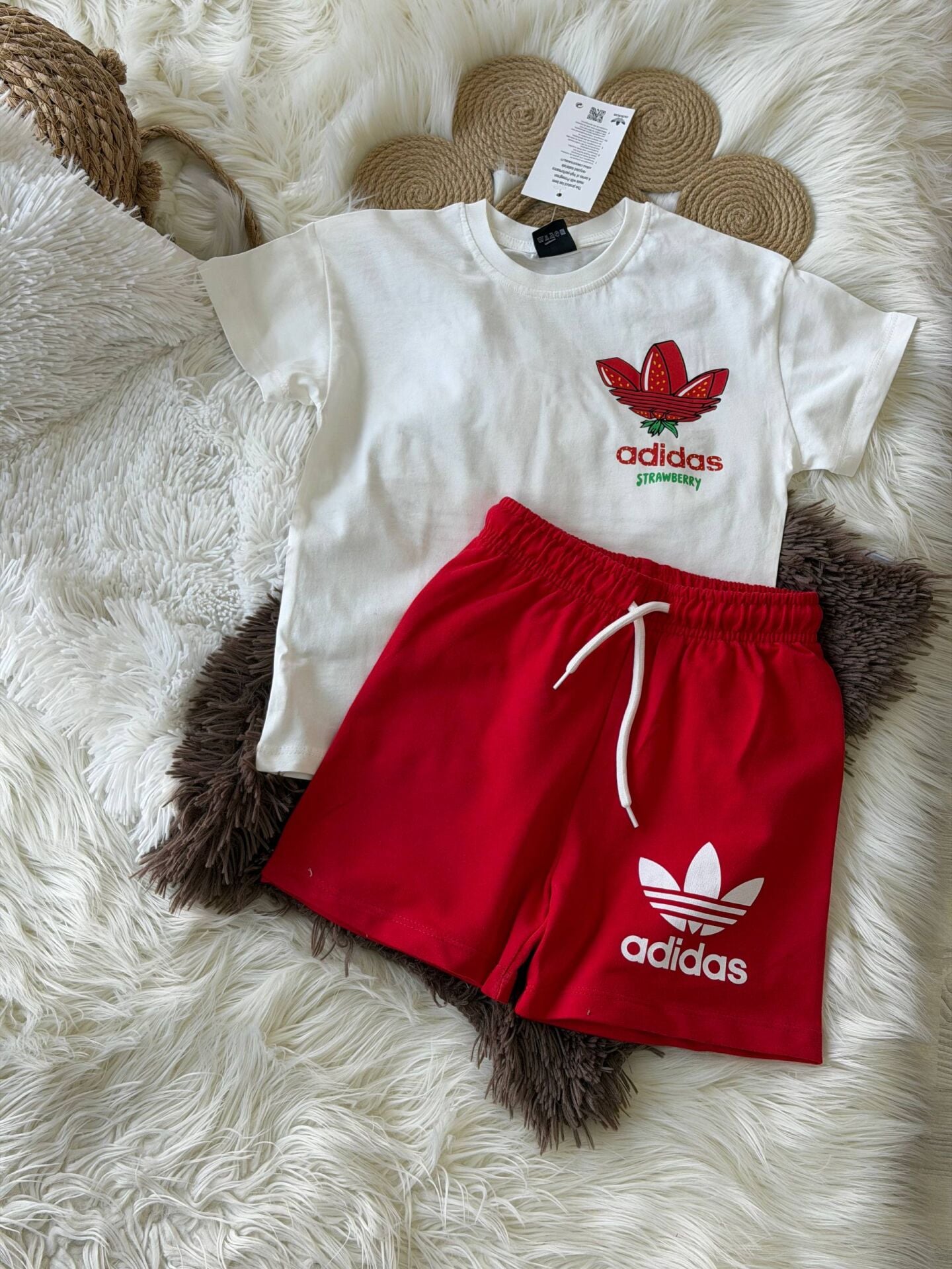 Çilek baskılı şortlu takım