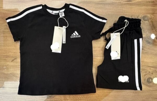 Siyah şortlu takım