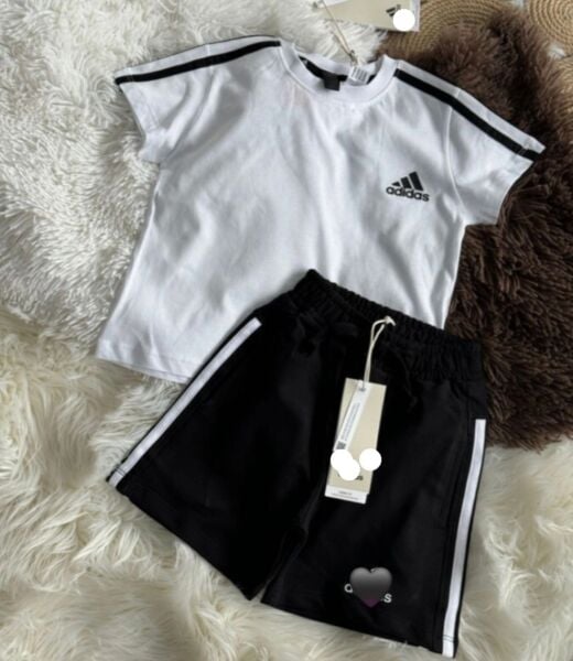 Siyah beyaz şortlu takım