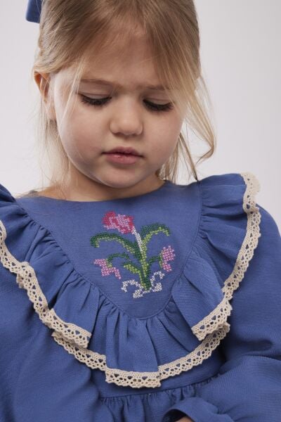 Kanaviçe işlemeli mavi elbise (toka dahil) 7/8 yaş