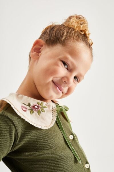 Yaka işlemeli kaşkorse takım yeşil