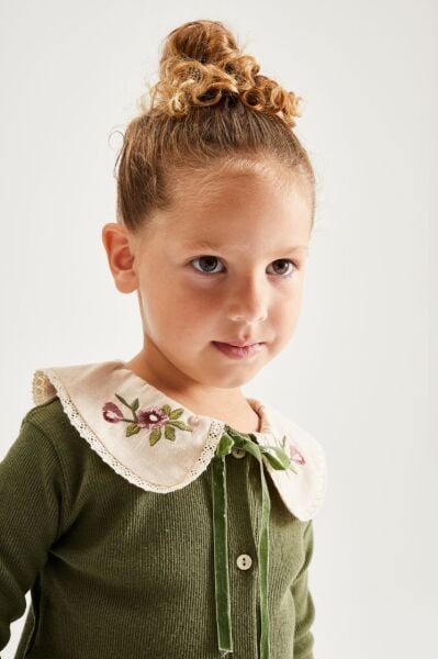 Yaka işlemeli kaşkorse takım yeşil