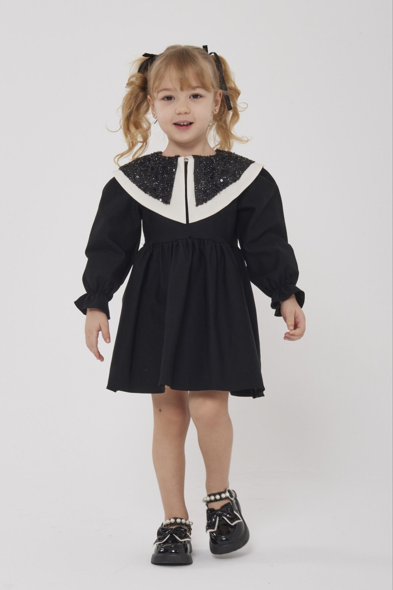 Payet yaka detaylı siyah elbise 7/8 yaş
