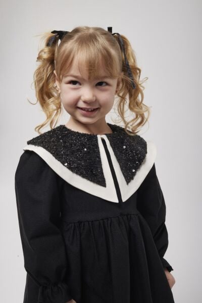 Payet yaka detaylı siyah elbise 7/8 yaş