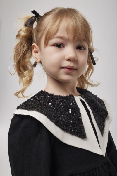 Payet yaka detaylı siyah elbise 7/8 yaş