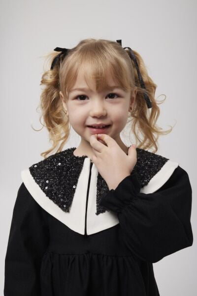 Payet yaka detaylı siyah elbise 7/8 yaş