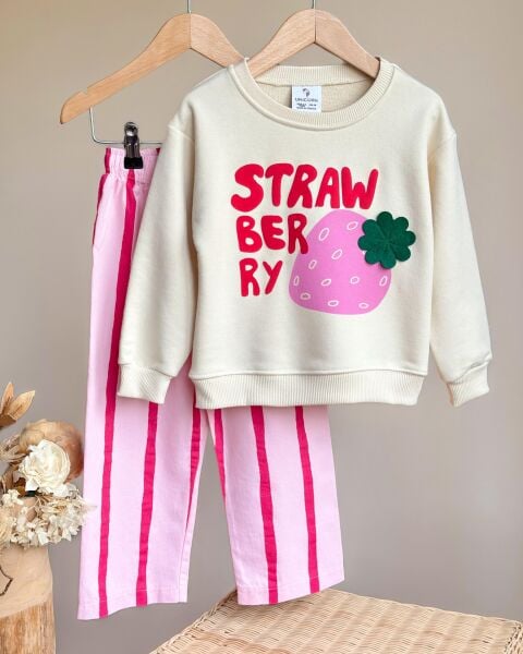 Strawberry çizgili takım