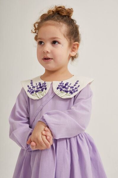 Lavanta yaka detaylı lila elbise