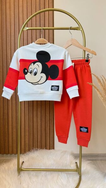 Karakter baskılı takım kırmızı