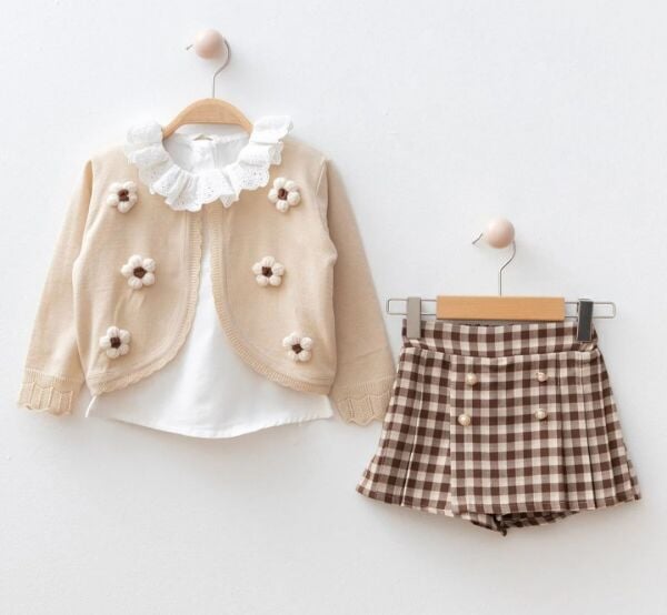 Dantel yaka detaylı triko ceketli şort etek takım