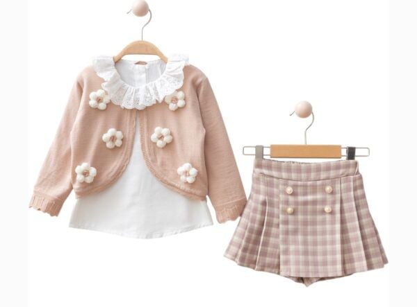 Dantel yaka detaylı triko ceketli şort etek takım pudra