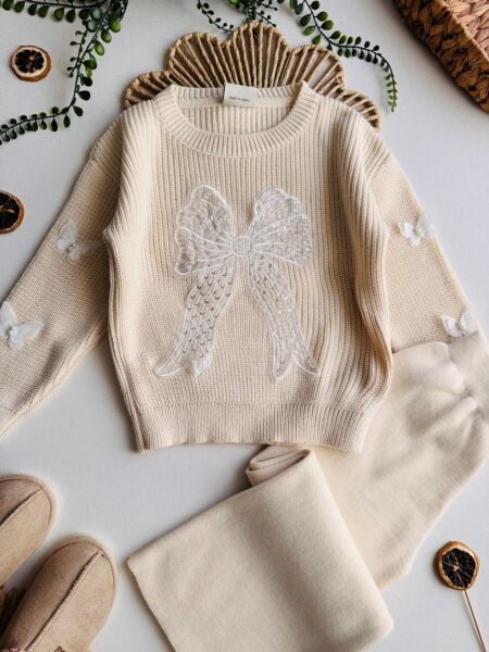 Kelebek aplikeli triko takım krem