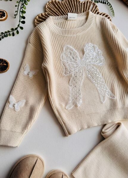 Kelebek aplikeli triko takım krem