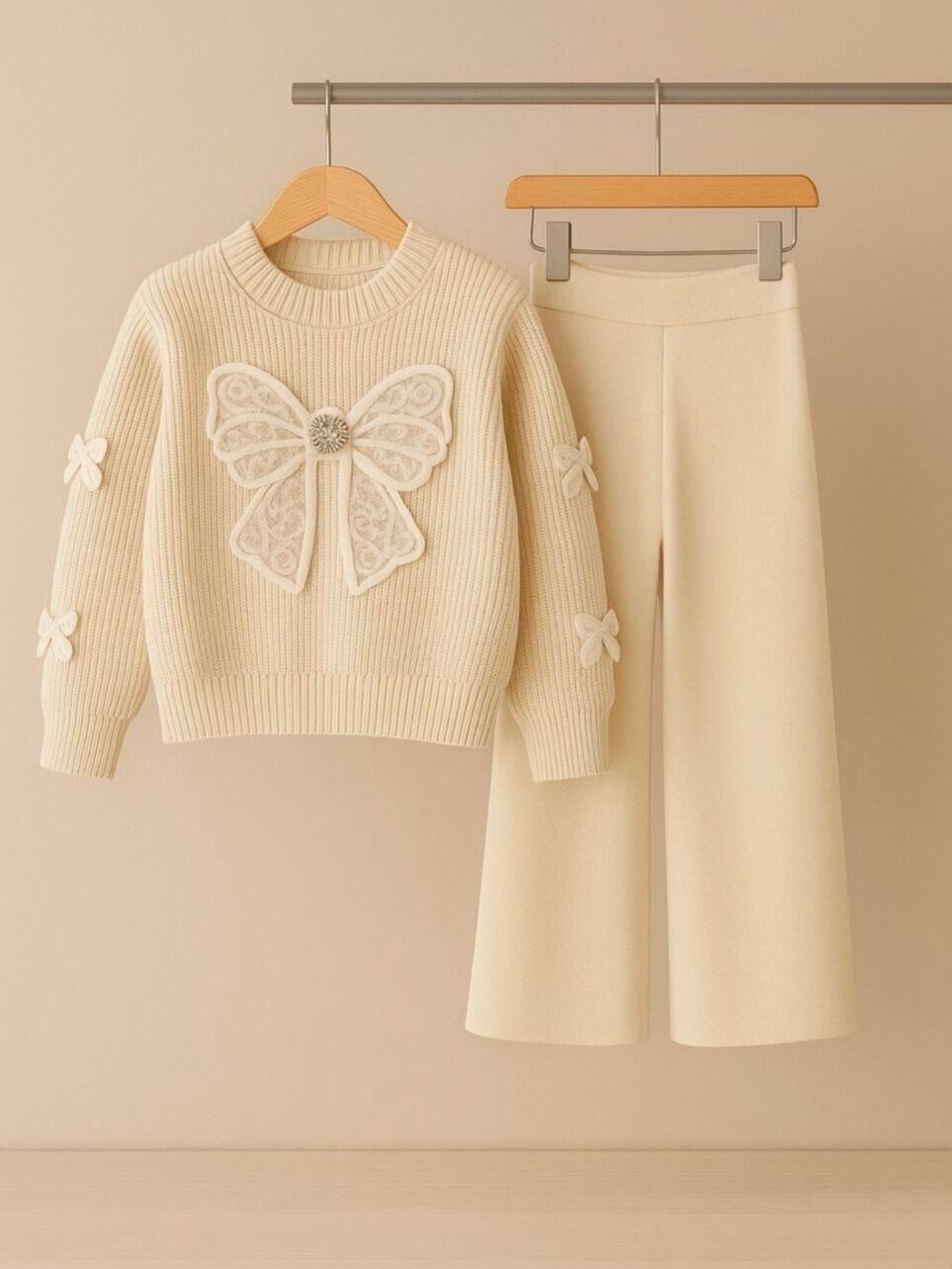 Kelebek aplikeli triko takım krem