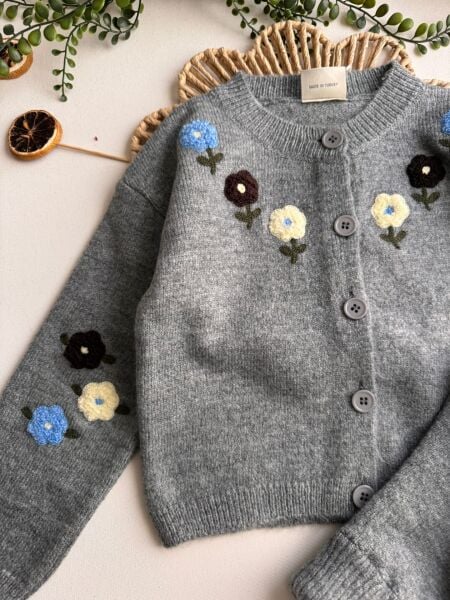Çiçek işlemeli triko takım gri