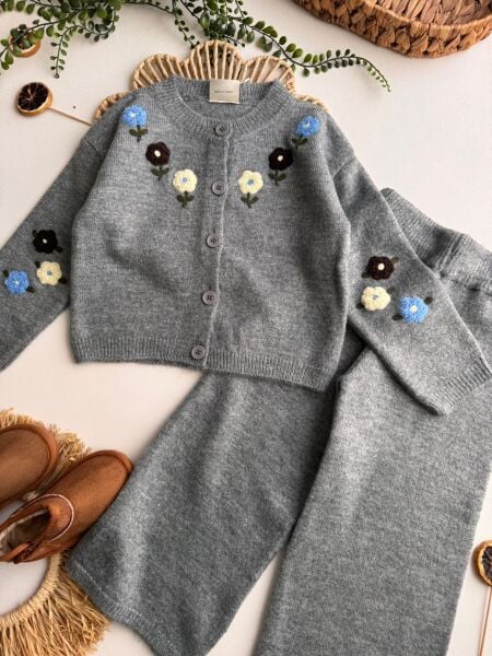 Çiçek işlemeli triko takım gri