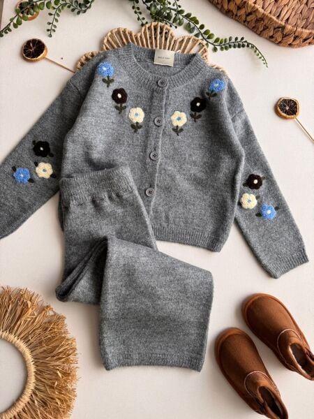 Çiçek işlemeli triko takım gri