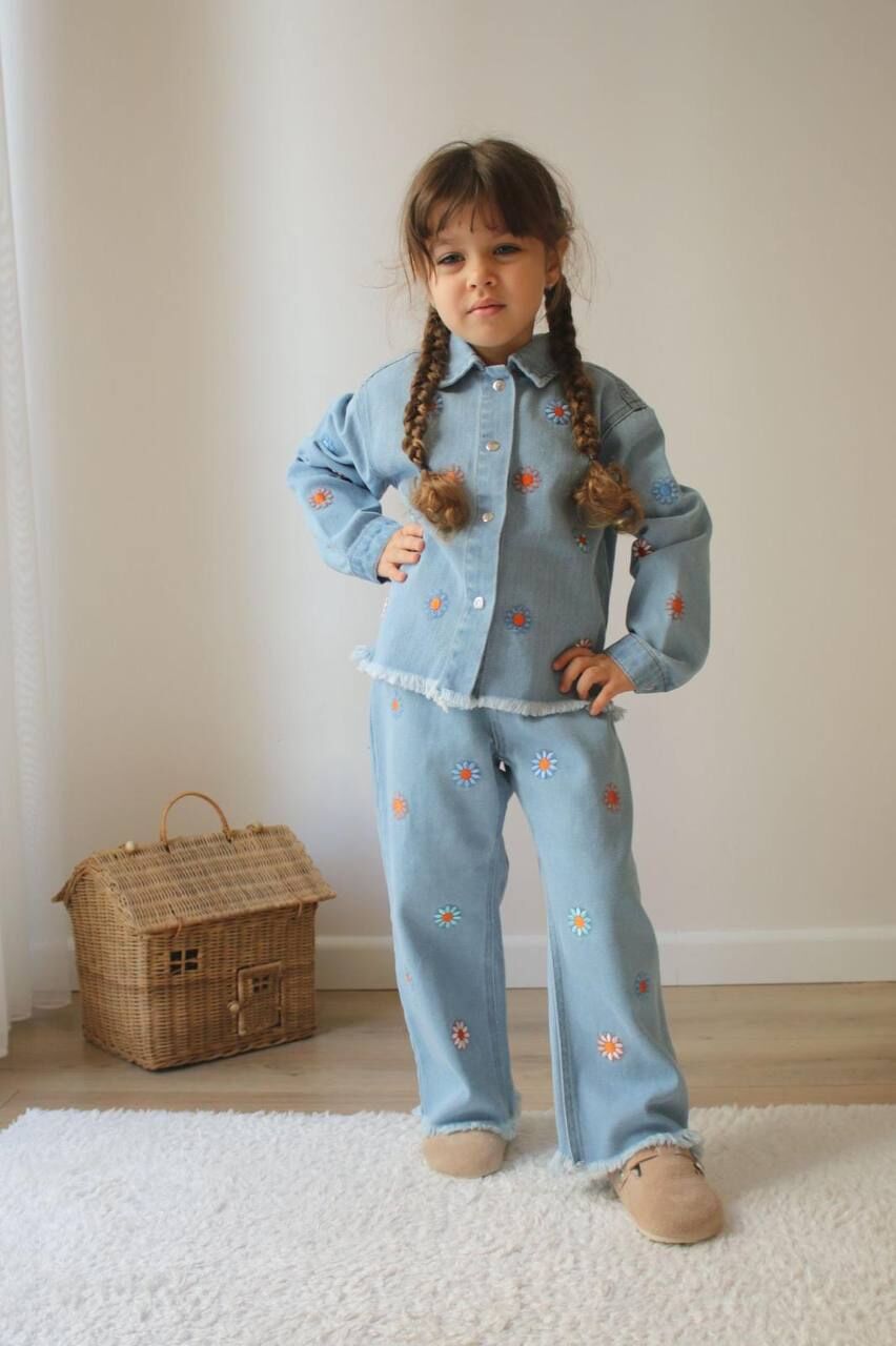 Çiçek nakışlı denim takım