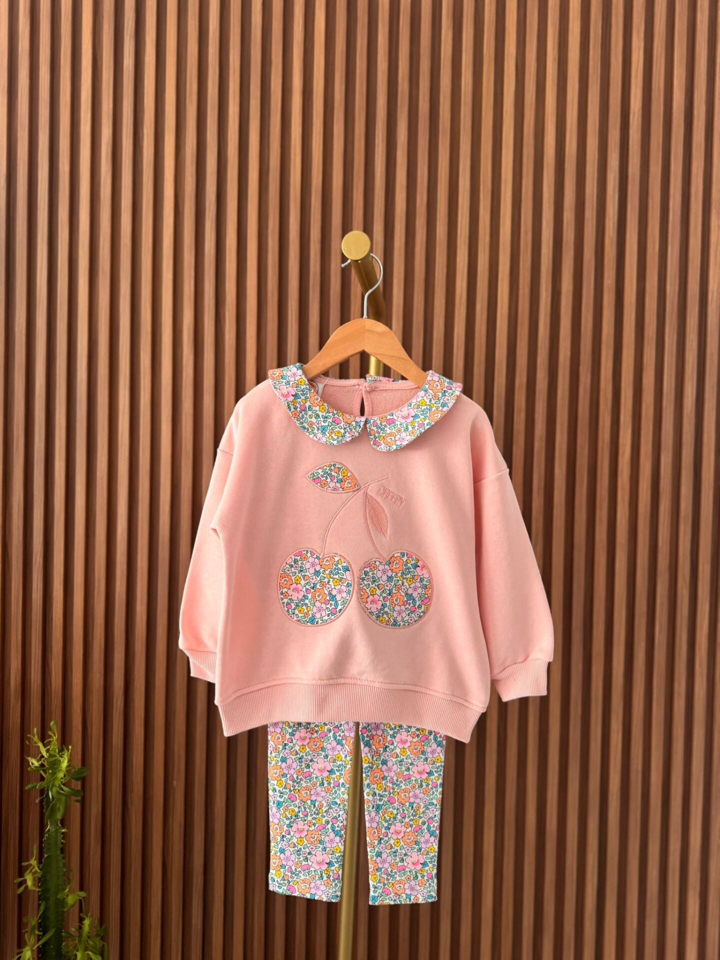 Kirazlı yaka detaylı taytlı takım