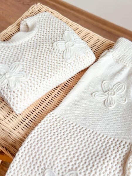 Çiçek nakışlı triko takım