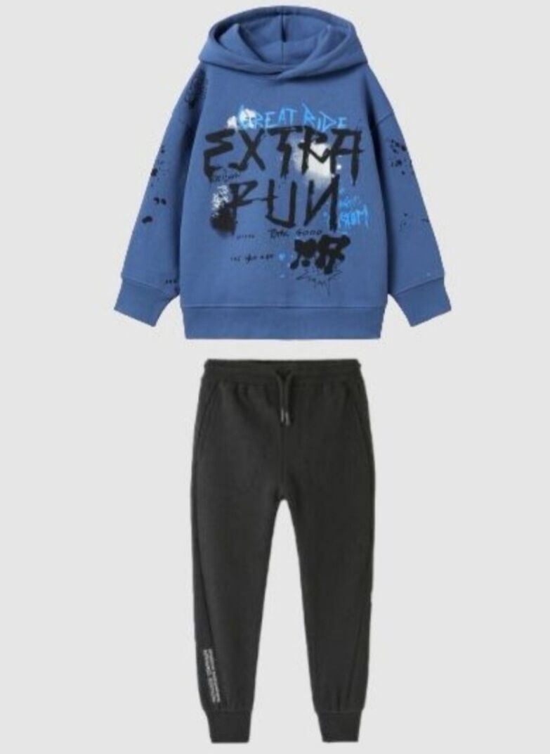 Mavi kapşonlu takım