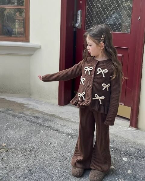 Fiyonk aplikeli triko takım kahve