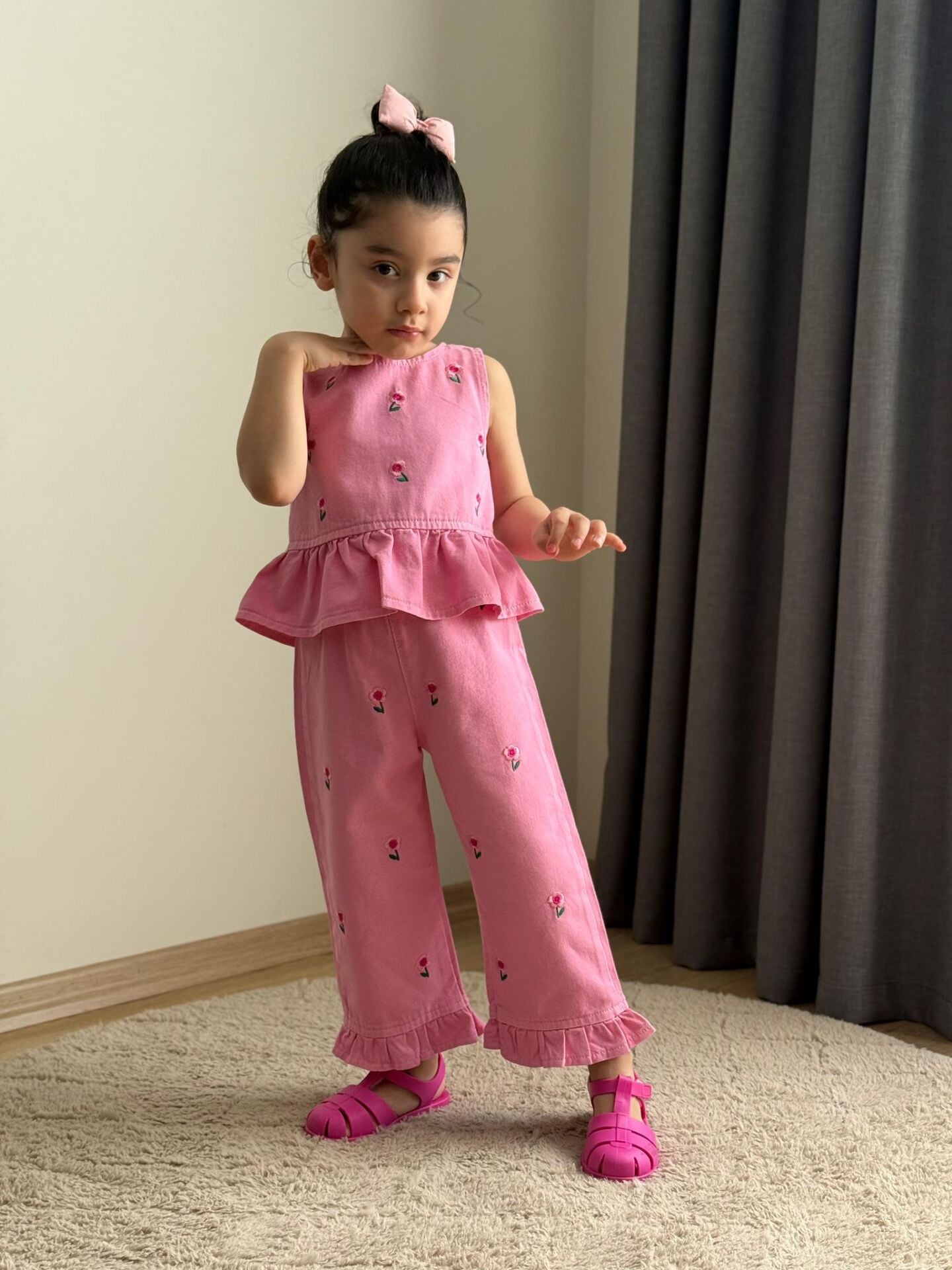 Çiçek işlemeli denim takım pembe