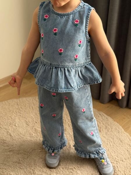 Çiçek işlemeli denim takım
