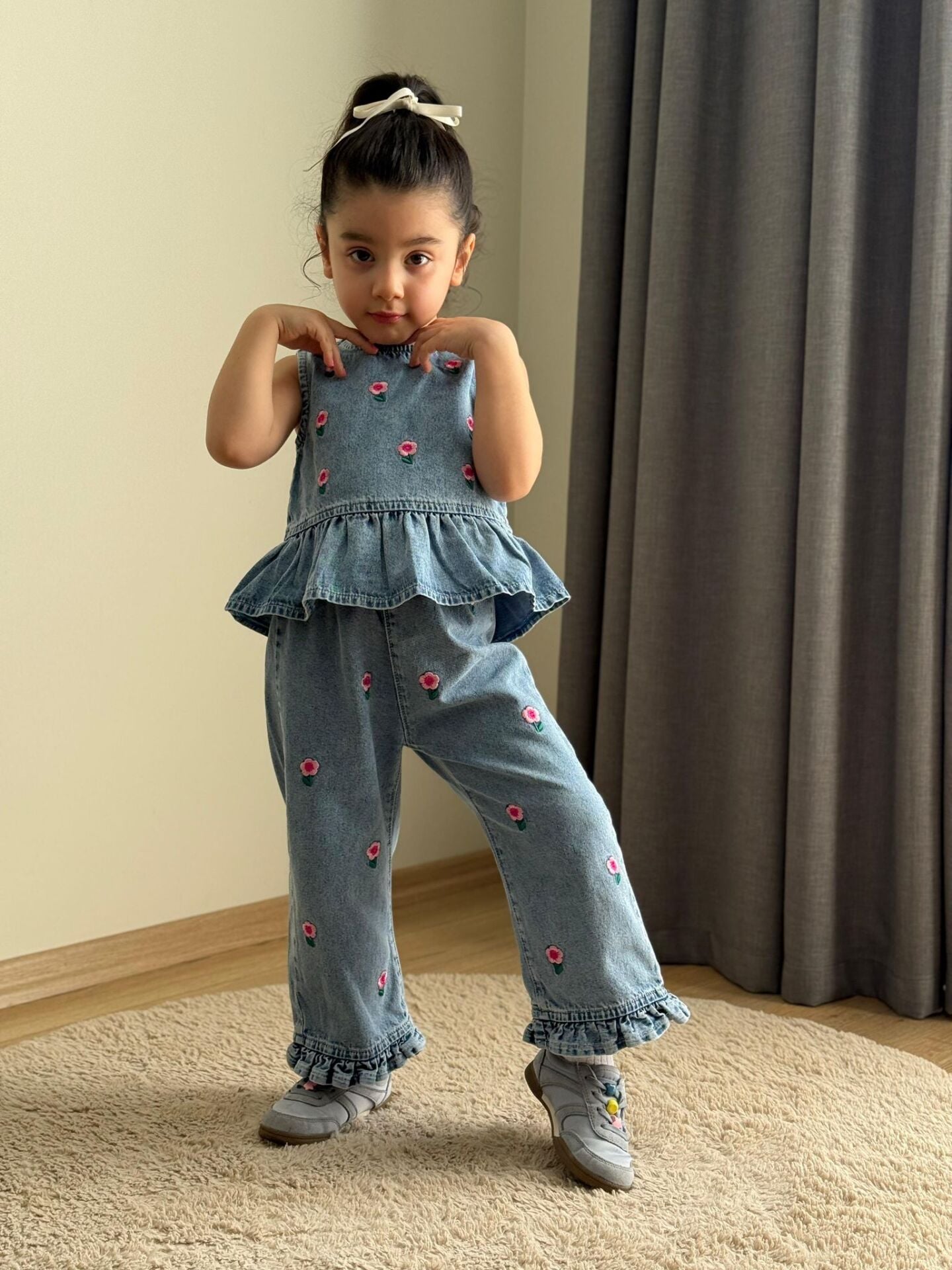 Çiçek işlemeli denim takım