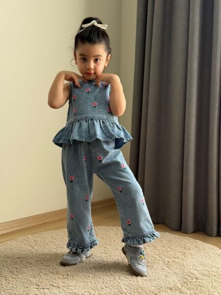 Çiçek işlemeli denim takım