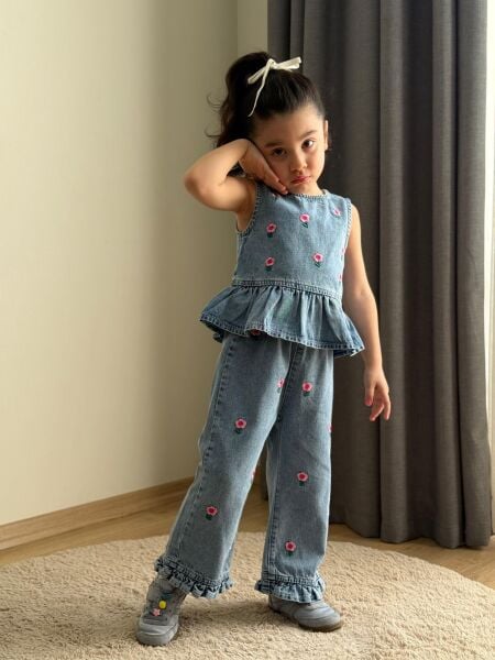 Çiçek işlemeli denim takım