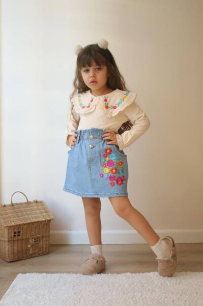 Çiçek işlemeli denim takım