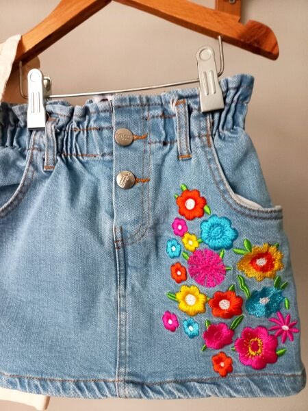 Çiçek işlemeli denim takım