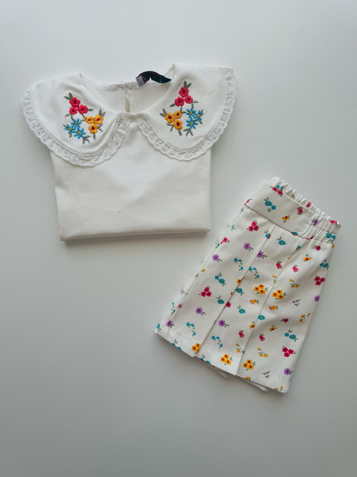 Çiçek yaka detaylı etekli takım