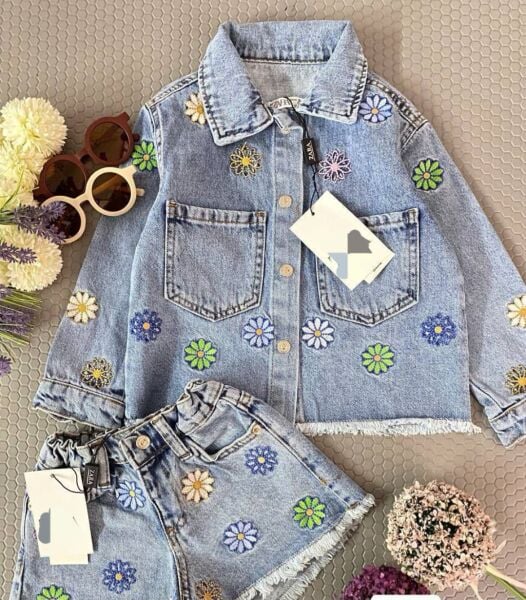 Çiçek nakışlı denim şortlu takım