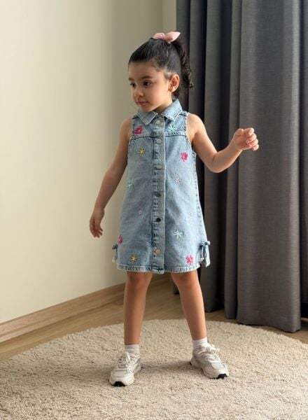 Çiçek nakış işlemeli denim elbise