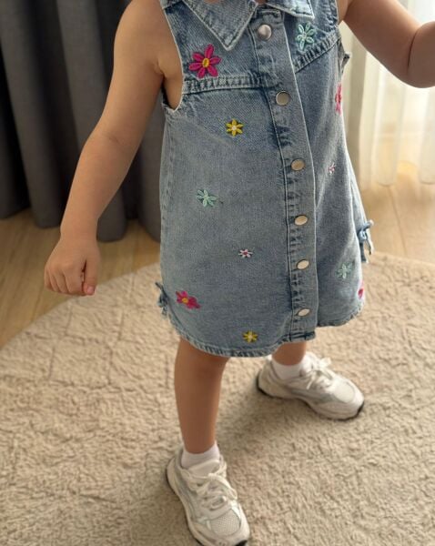Çiçek nakış işlemeli denim elbise