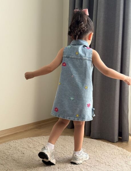 Çiçek nakış işlemeli denim elbise