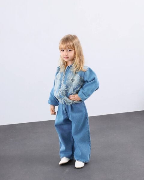 Işleme detaylı denim takım