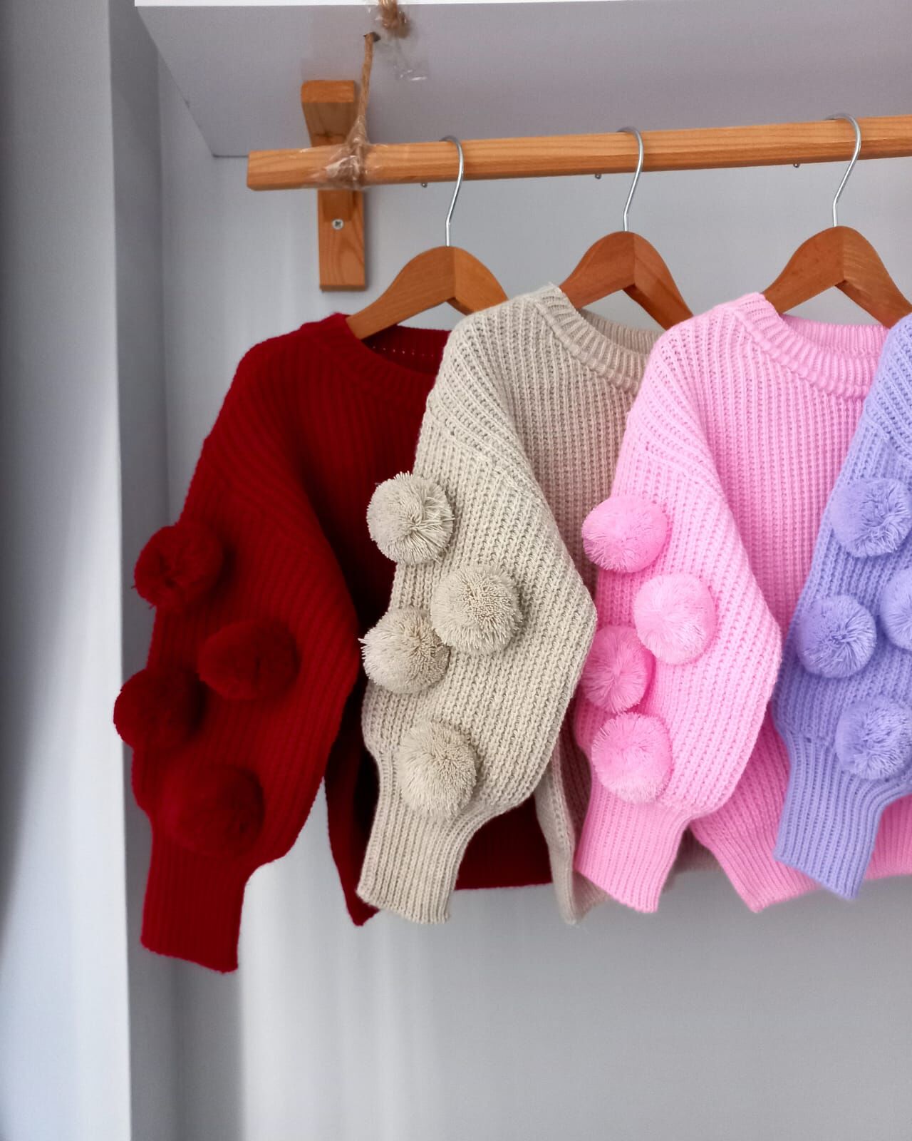 Ponpon kol detaylı triko kazak taş rengi