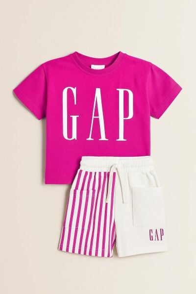 Çizgili şortlu takım