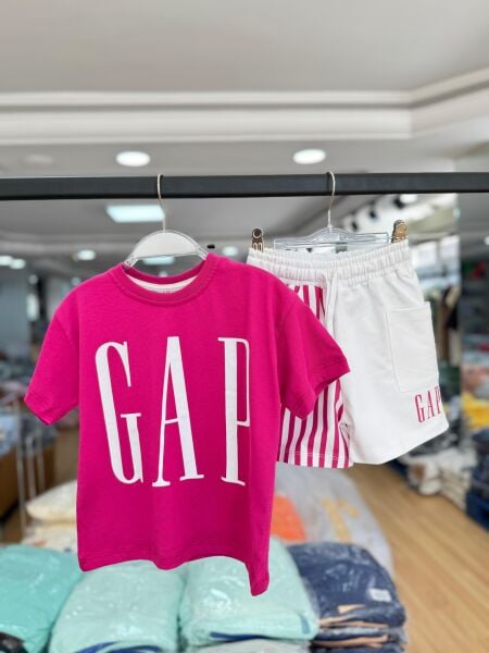 Çizgili şortlu takım