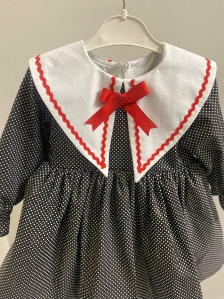 Fiyonk aplikeli puantiyeli elbise