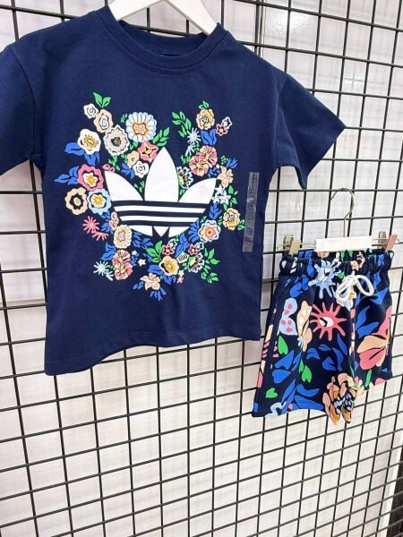 Çiçekli şortlu takım