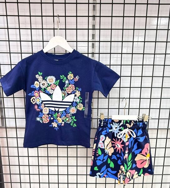 Çiçekli şortlu takım