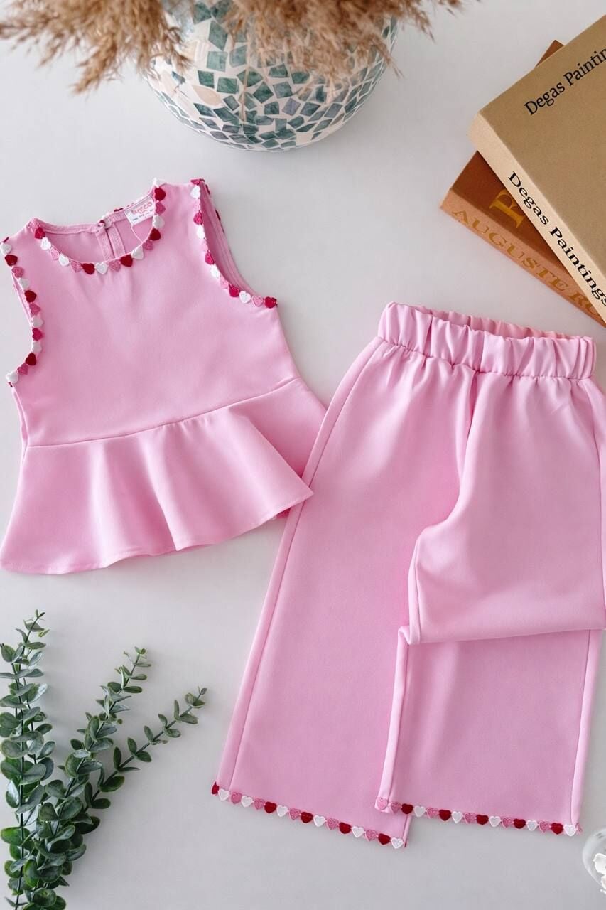 Kalp işlemeli takım