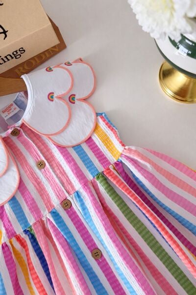 Gökkuşaklı yaka detaylı elbise