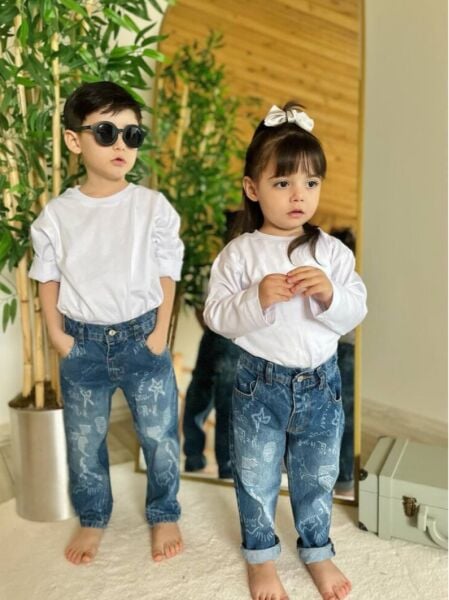 Yazı detaylı denim Jean